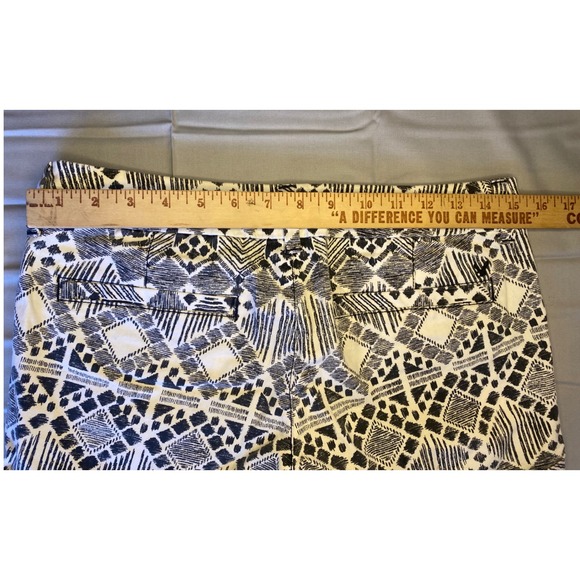 American Eagle Midi Shorts Women's 4 Black White Geometric Tribal Print Stretch - Picture 5 of 7